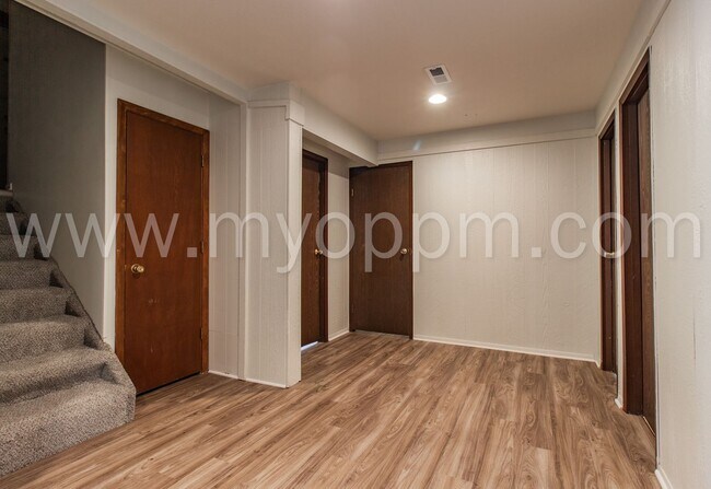 Building Photo - Spacious 3 Bedroom / 1 Bathroom Duplex | Gretna