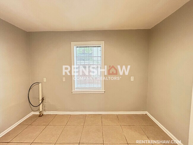 Building Photo - 1580 Hugenot St