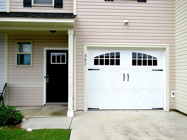 Building Photo - Three Bedroom Townhome in Richlands Close to Everything!!