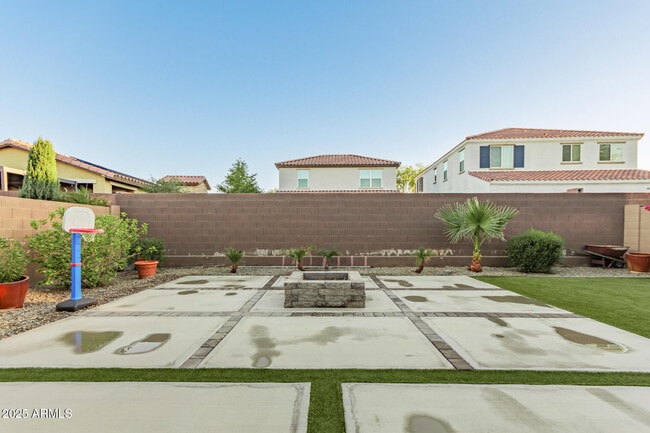 Building Photo - 743 E Constance Wy