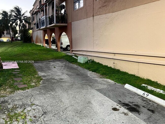 Building Photo - 1305 W 53rd St