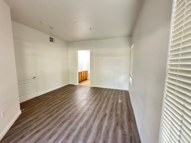 Building Photo - Guard Gated 2 Bed/2 Bath Condo w/Resort St...