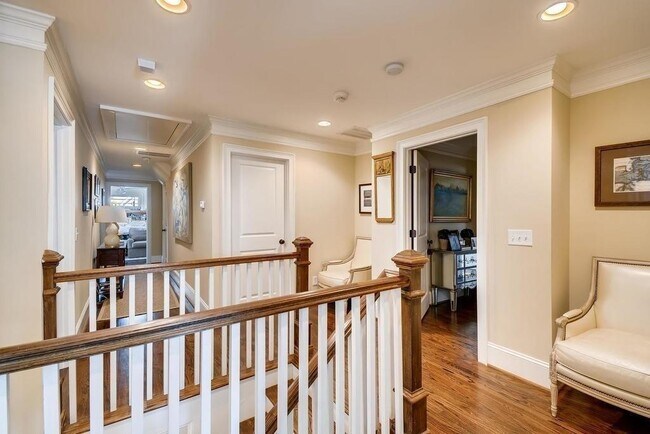 Building Photo - 2105 Brookview Dr NW