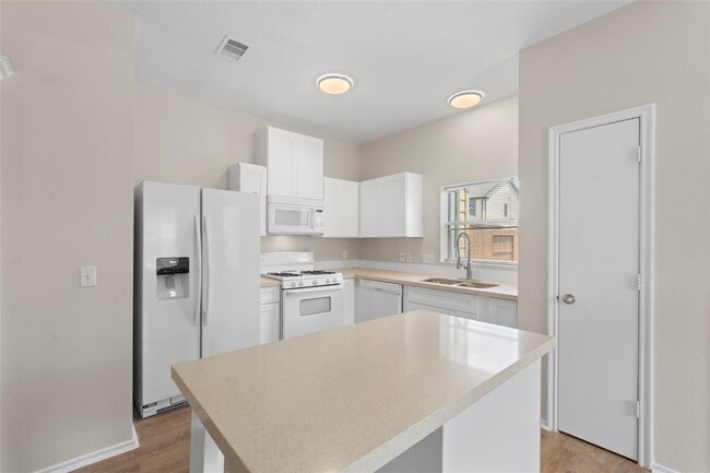 Building Photo - 6206 Scotchwood Dr