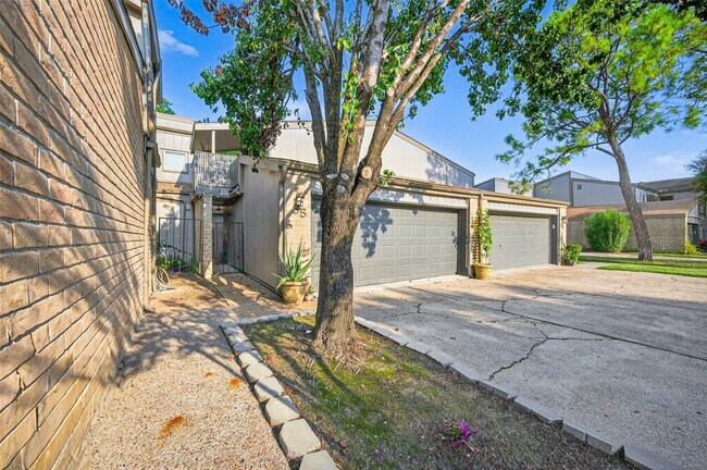 Building Photo - 880 Tully St