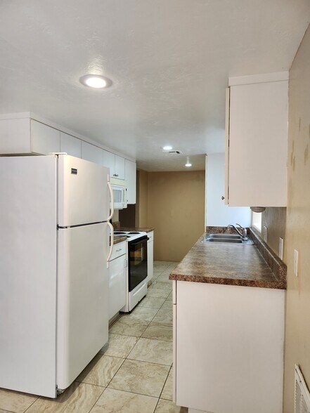 Building Photo - 437 N River Ln