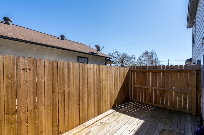 Building Photo - 207 N Poplar St