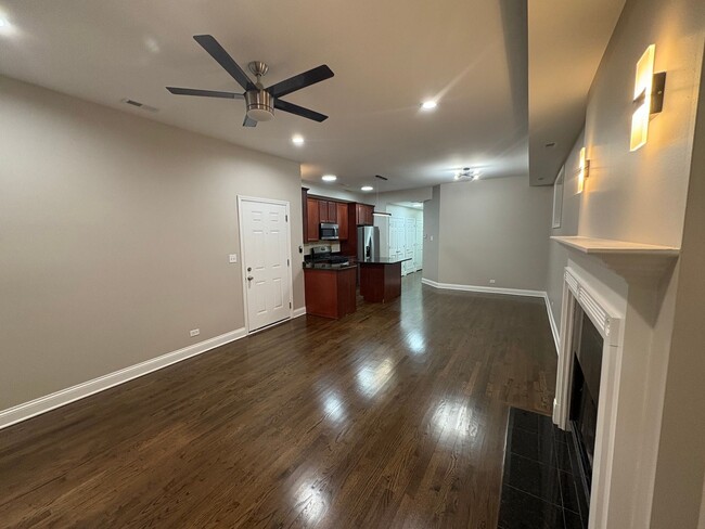 Building Photo - Spacious 2BD/2BA w/ High Ceilings + Modern...