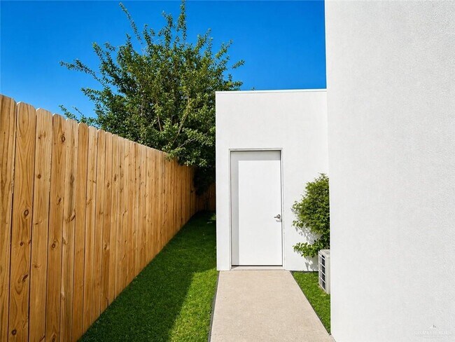 Building Photo - 27 Sonora Ave