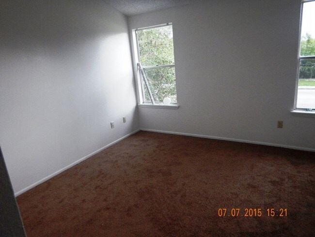 Building Photo - GREAT TOWNHOME/ CHELSEA SQUARE