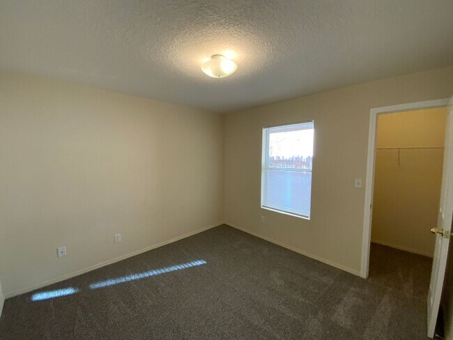 Building Photo - 3 Bedroom Single Story Home Near Northern Blvd NE & Loma Colorado Blvd NE!