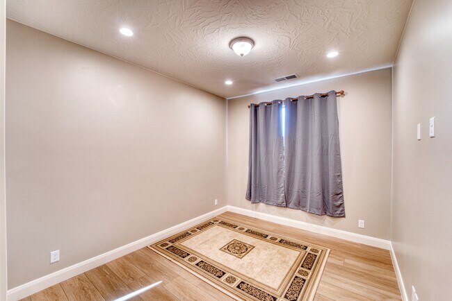 Building Photo - 1544 N Daylight St