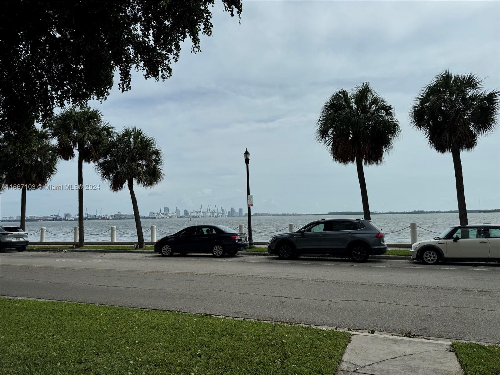 Building Photo - 1420 Brickell Bay Dr
