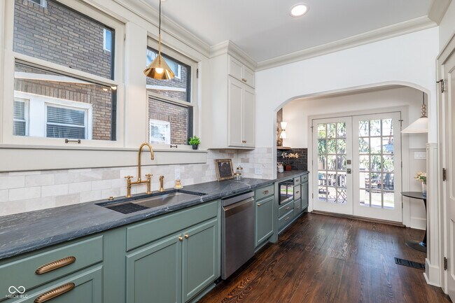 Building Photo - 322 E 37th St