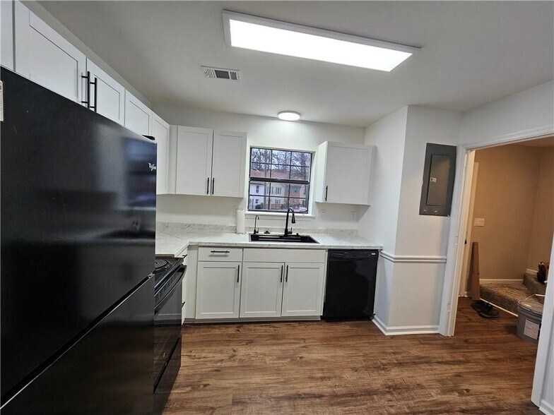 Building Photo - 6002 Pat Mell Pl SE