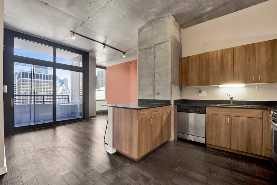 Building Photo - 235 W Van Buren St