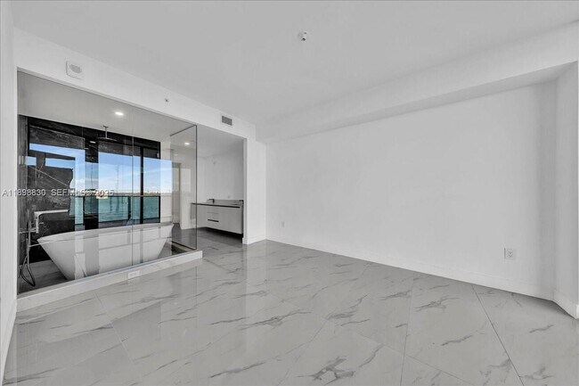 Building Photo - 700 NE 24th St