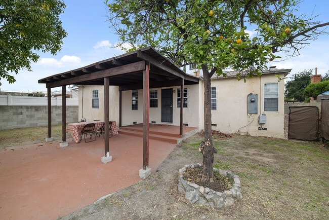 Building Photo - 11050 Keswick St