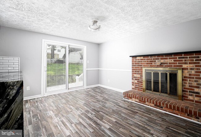 Building Photo - 703 E Broadway