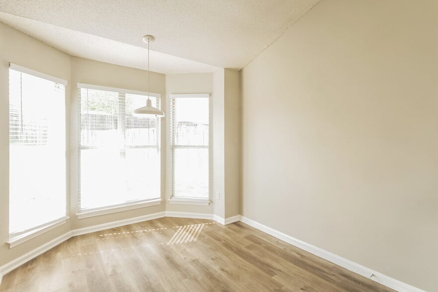 Building Photo - 7875 Sarah Ann Dr S