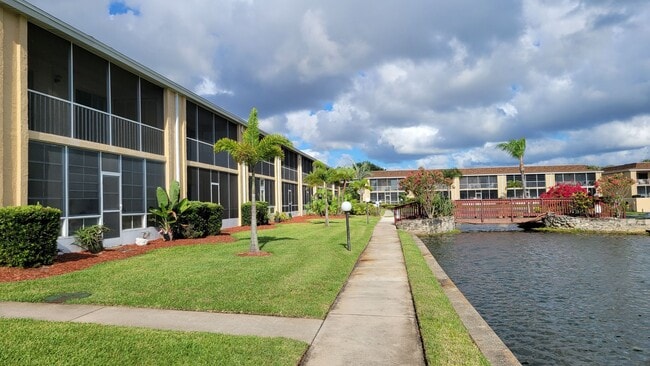Building Photo - Best 55+ Complex in Merritt Island 3/2 open floor plan.