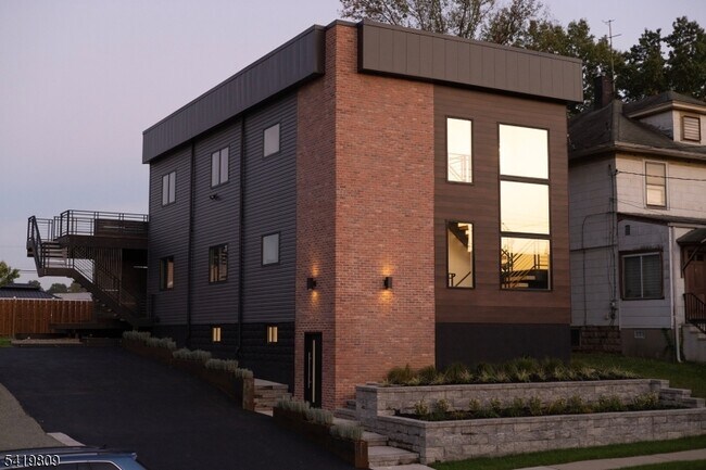 Building Photo - 246 Cortlandt St