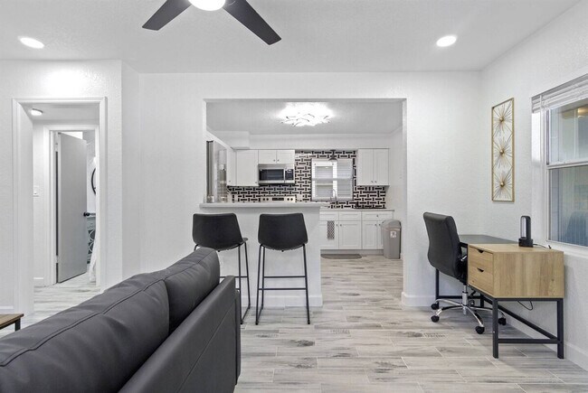 Primary Photo - 1422 Dauphin Ln