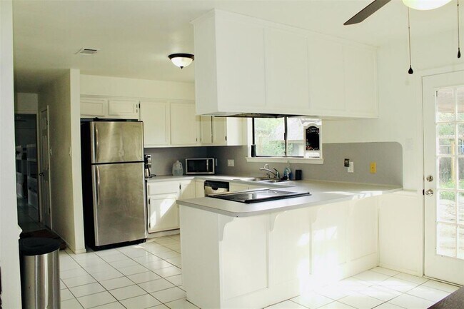 Building Photo - 105 Summit Ridge Dr N