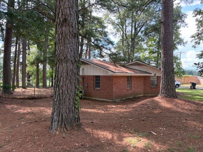 Building Photo - 1301 Manor Pl