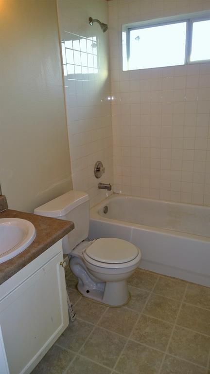 Upstairs Bath - 2300 Abernathy St