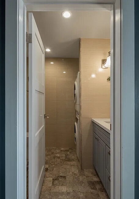 Building Photo - "Chic 1-Bedroom Retreat on Iconic Hollywood Blvd – The Perfect Urban Oasis!"