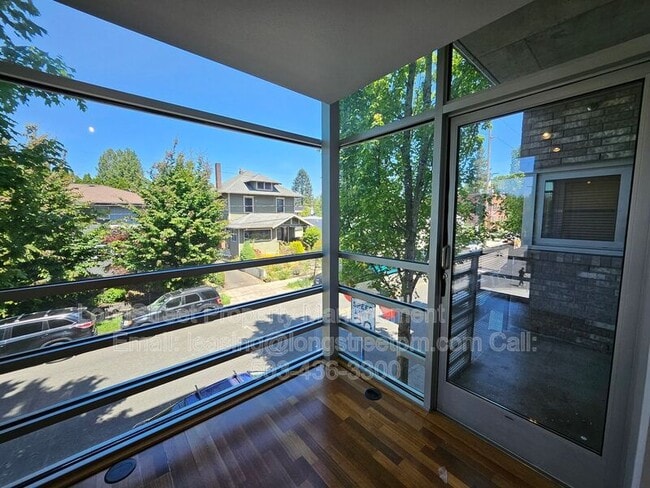 Building Photo - 910 SE 42nd Ave