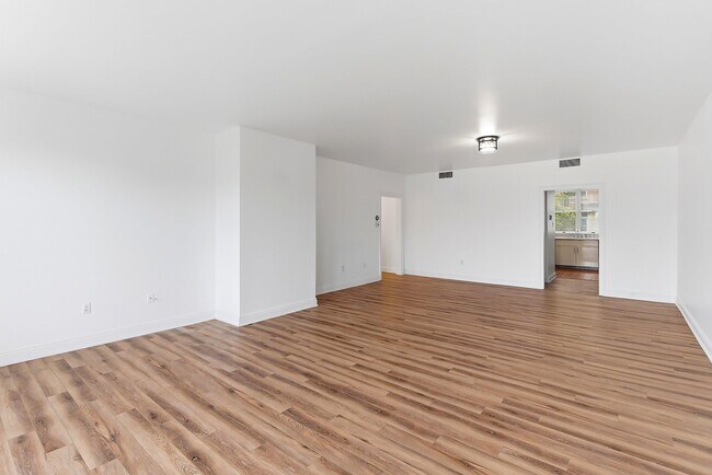 Building Photo - 204 Shearwater Ct W
