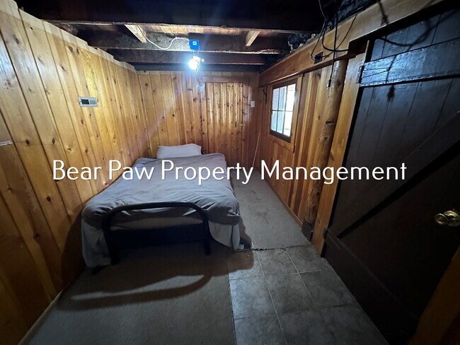 Building Photo - Two Bedroom Cabin in Indian Hills!