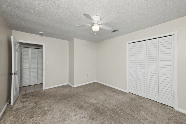 Building Photo - 6 Pinehurst Dr