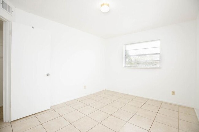 Building Photo - Beautiiful Palm Gardens 2 bedroom, 1 bath ...