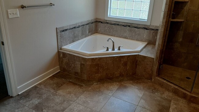 Building Photo - Country Estate Home in Ashland Area