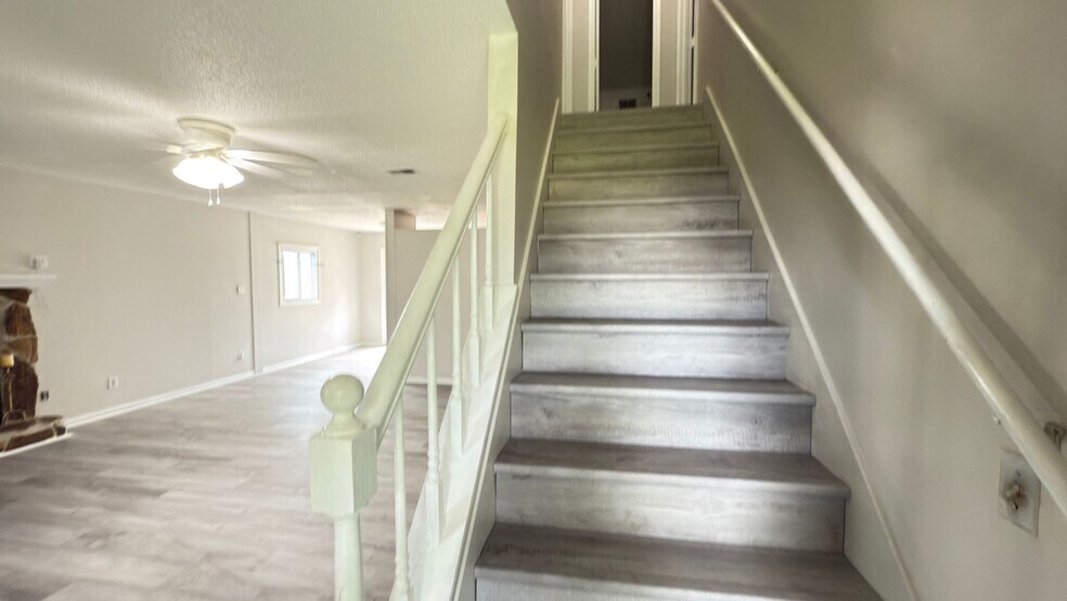 Building Photo - 210 Cuddles Ct