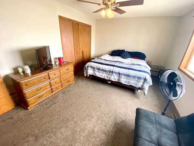 Building Photo - For Rent: Charming 3-Level Townhome in Qui...