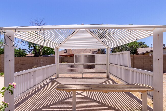 Building Photo - Comfortable 3-Bed, 2-Bath Home in Glendale...