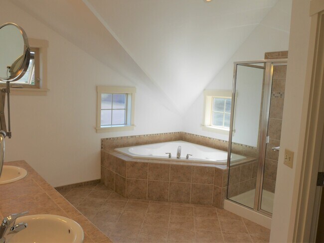 Building Photo - 4 Bedroom Townhouse Blocks from Seattle Un...