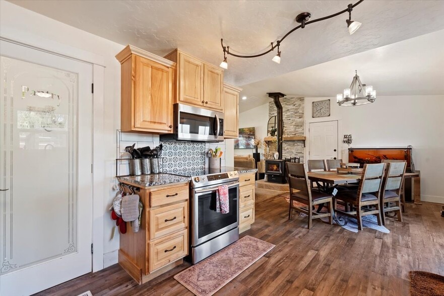 Building Photo - 15916 Hill Top Cir