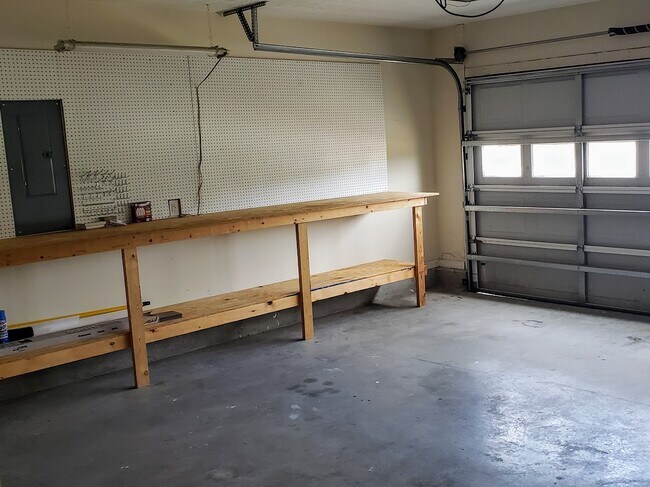 Building Photo - 324 Rose Bud Ln