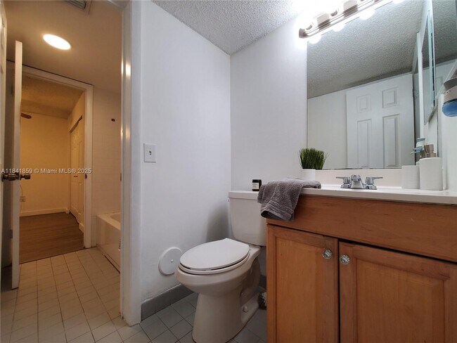Building Photo - 1017 Washington Cir