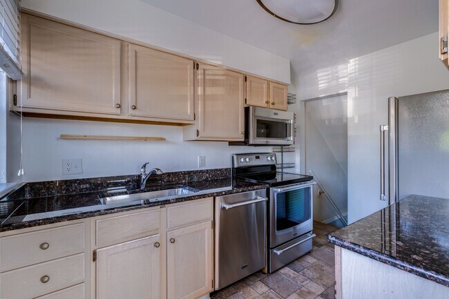 Building Photo - Charming End-Unit Townhouse in Fairlington