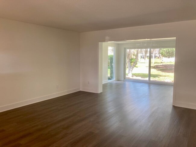 Building Photo - 2 bedroom, 2 bath condo ready to go!