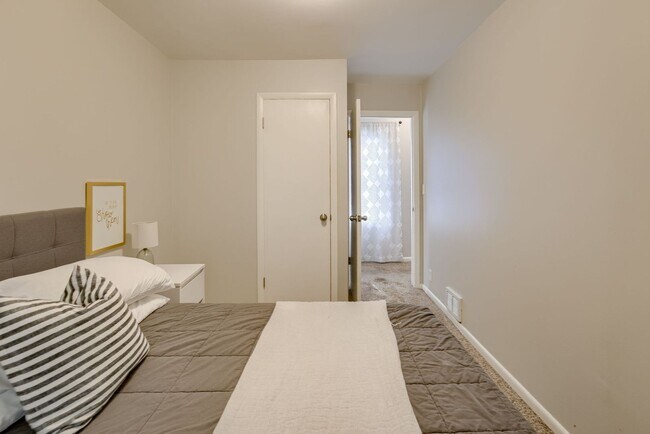Building Photo - Cozy 2 Bedroom With Fenced Yard & Parking, Minutes from Old Market!!
