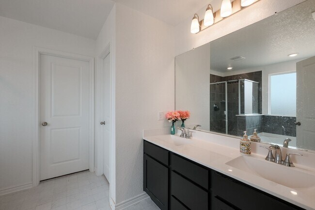 Building Photo - Comfort Meets Convenience in a Well-Located Home