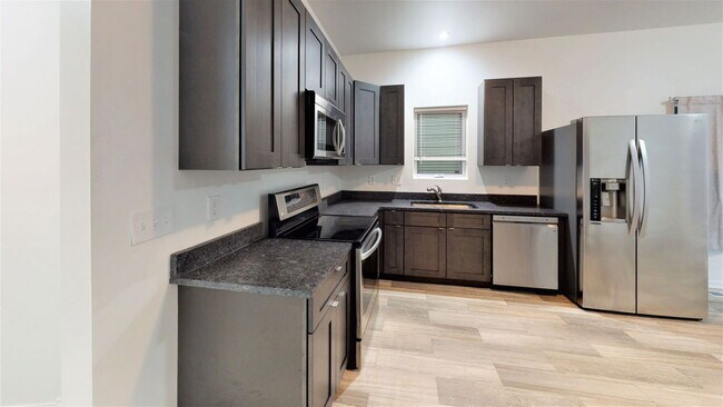 Building Photo - 417 E 18th Ave