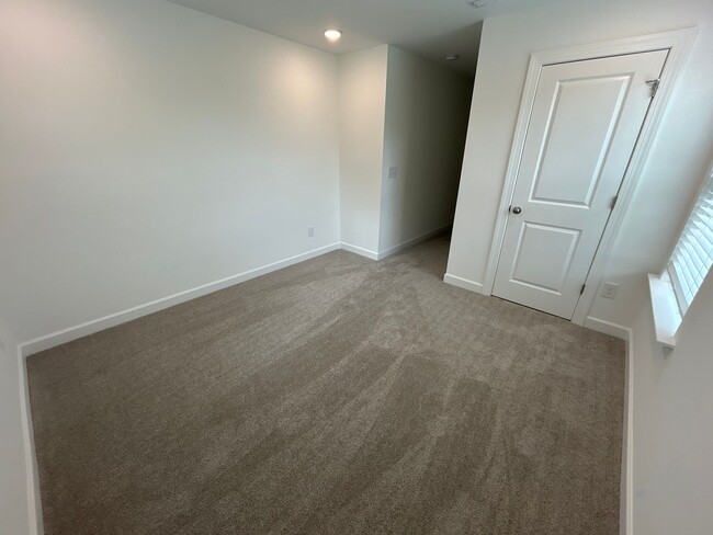 Building Photo - 6 Bedroom | 4 Bathroom New Construction Ga...